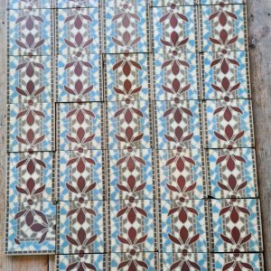 Antieke mozaiek tegels met bloemmotief in blauw, grijs, bordeaux en wit