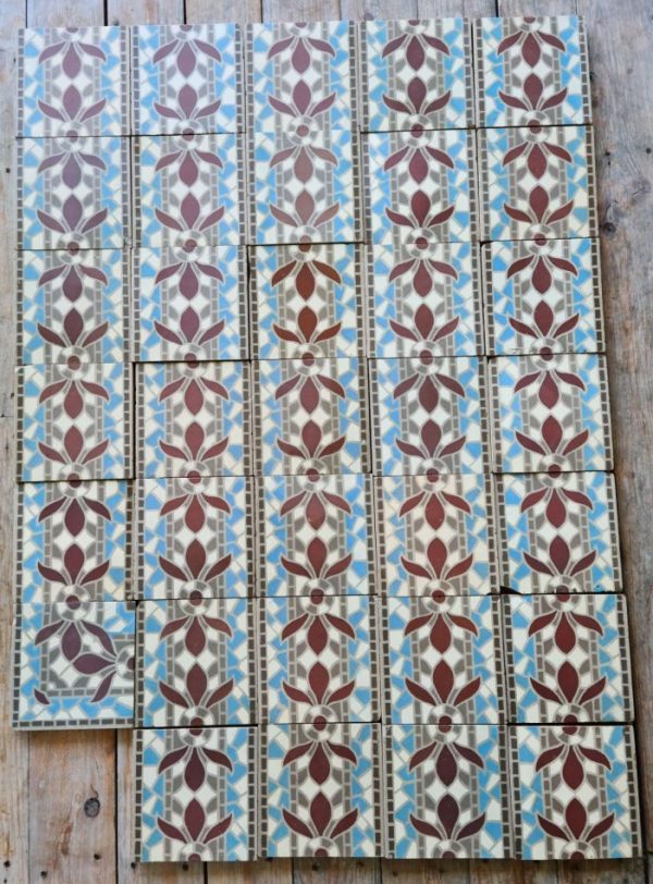 Antieke mozaiek tegels met bloemmotief in blauw, grijs, bordeaux en wit