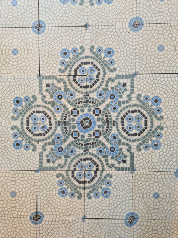 Antique 16 tile motif