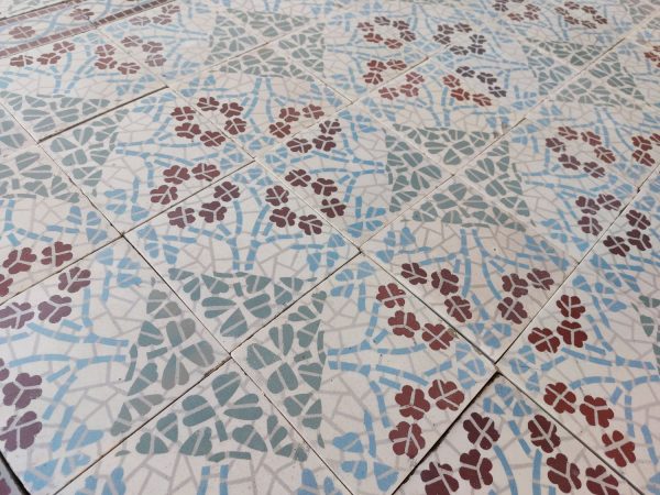 Antieke mosaiektegels met bloempatroon in een koel kleurenpalet
