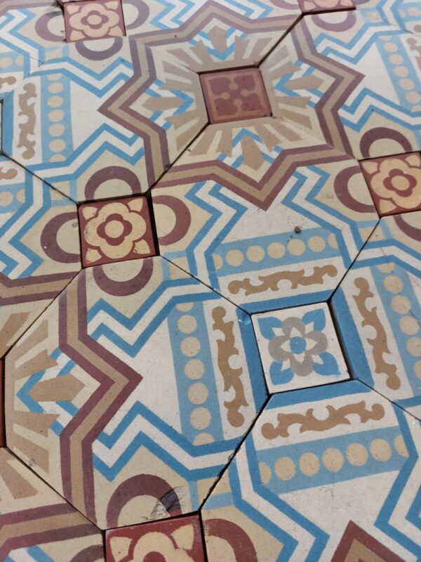 Antieke geometrische patroontegels in tinten van blauw en bruin