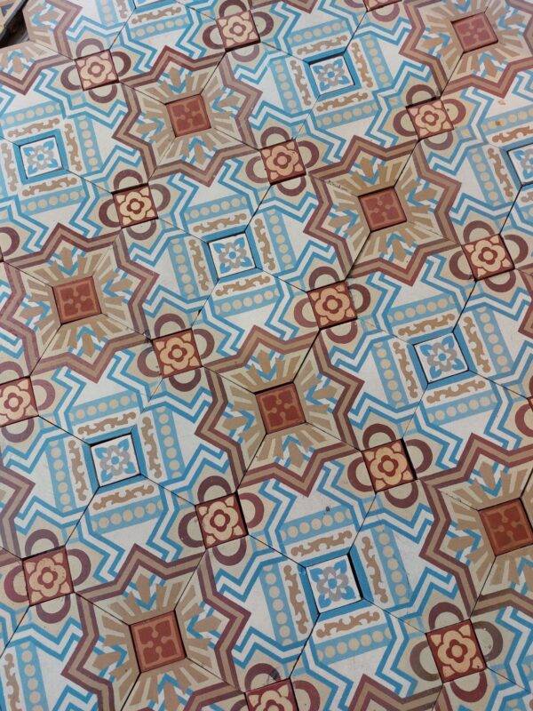 Antieke keramische tegels met geometrisch patroon