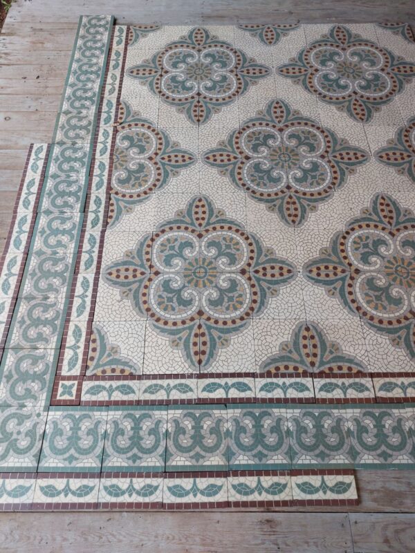 Antieke kermische vloer met driedubbele boord in tinten van groen, geel, wit, grijs en rood