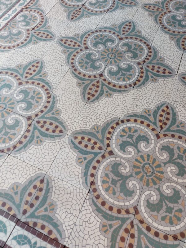 Oude keramische vloer met bloemmotief bestaande uit 16 tegels