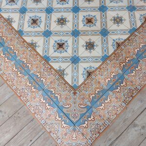 oude tegels met dambord patroon en dubbele boord in tinten van blauw en roos