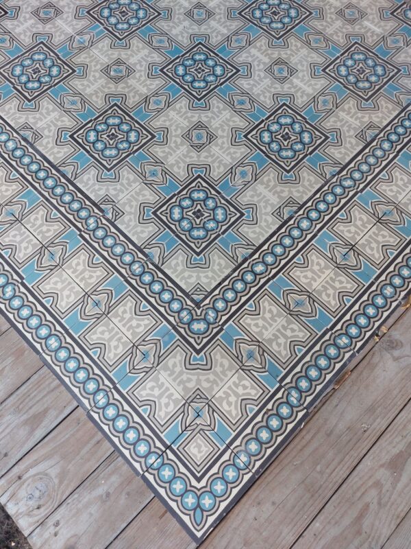 Antieke keramische patroontegels in blauw met grijs met originele boordtegels