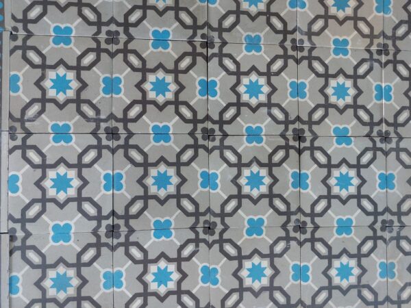 Antieke vloertegels met dominante kleuren grijs en blauw
