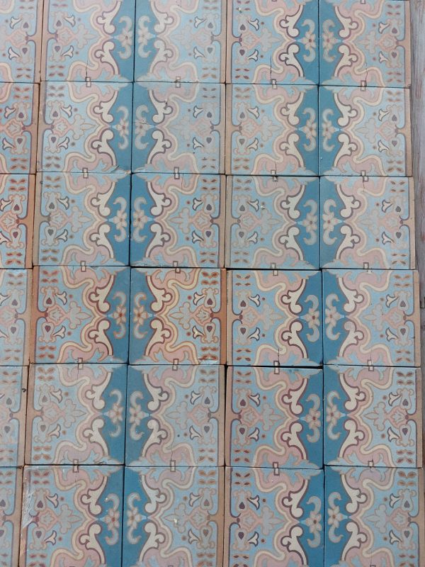 Antieke keramische patroontegels met dominante kleuren roos en blauw