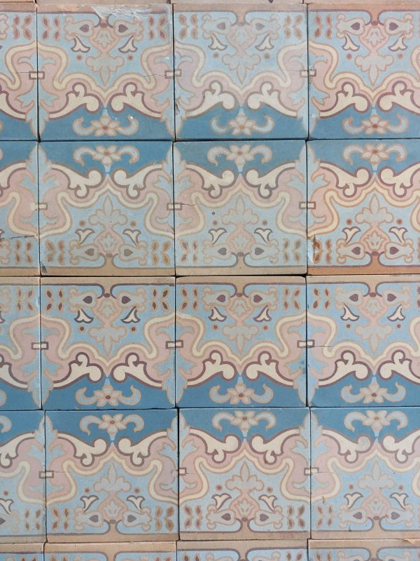 Antieke keramische Art-Nouveau randtegels met rijke patina