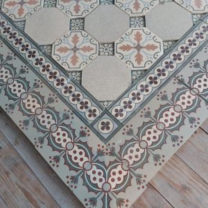 Antieke keramische tegels met de distelmotief