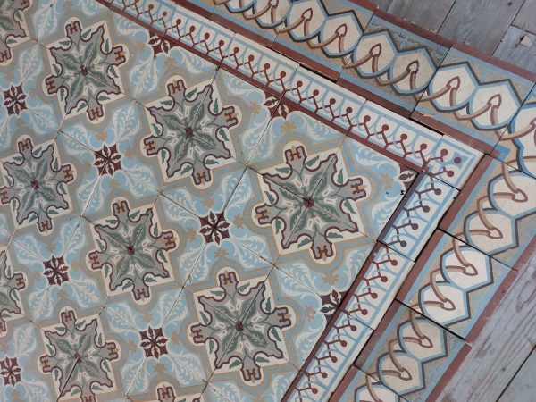 Antieke keramische tegels met vegetatief patroon en bijhorende randtegels (pré 1914)