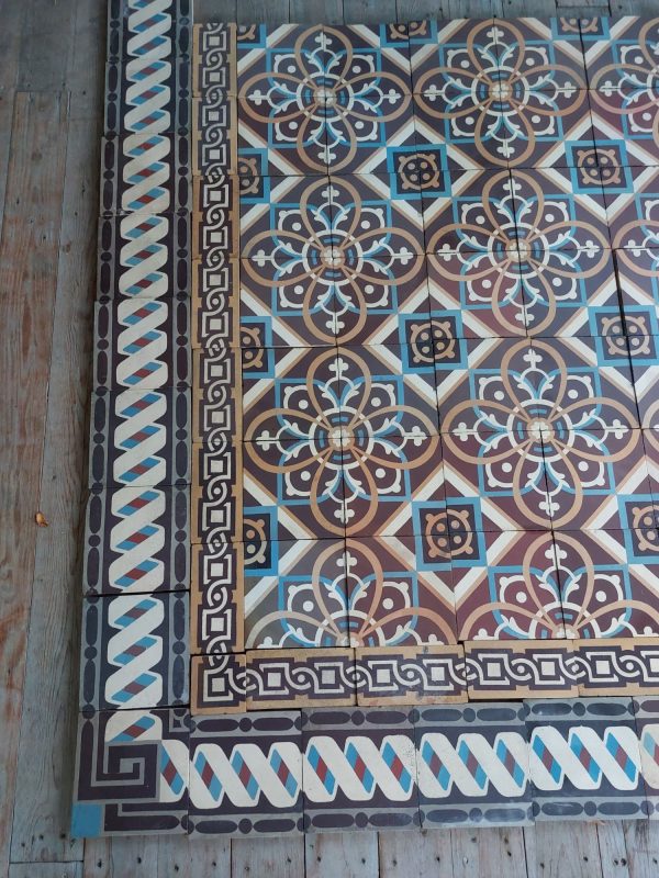 Zeldzame antieke keramische vloer met bloemmotief en een dubbele rij randtegels (pre 1905)