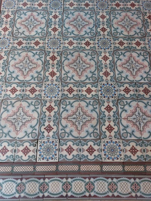 Antieke keramische vloer met Art-Nouveau patroon en dubbele boord.