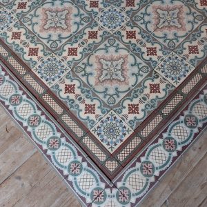 Antieke keramische vloer met Art-Nouveau motief en dubbele boord.