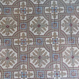 Antieke keramische vloertegels met bruintinten en blauw als dominante kleuren