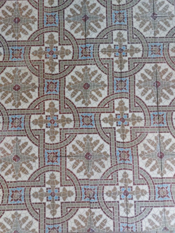 Antieke keramische vloertegels met bruintinten en blauw als dominante kleuren