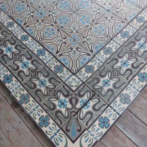 Antieke Art-Nouveau tegelvloer uit 1909 met originele dubbele rand in tinten van blauw en grijs