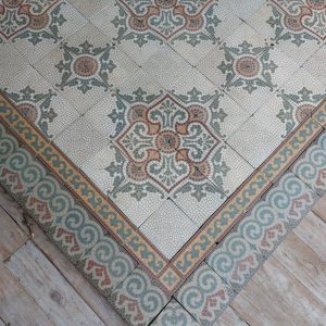 Antieke vloer met een dubbel patroon en bijhorende randtegels ca 1920