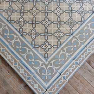 Antieke Belgische vloer met geometrisch motief en een dubbele rij randtegels