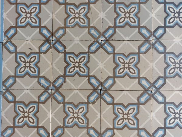 Oude tegels met sterk geometrisch patroon met dominante kleuren blauw en grijs