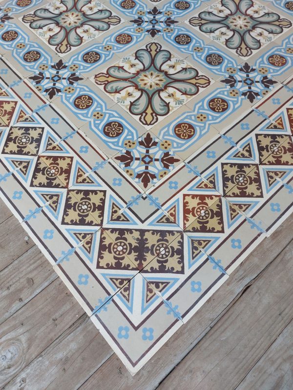 Sublieme Art-Nouveau vloer met bijhorende dubbele rij randtegels