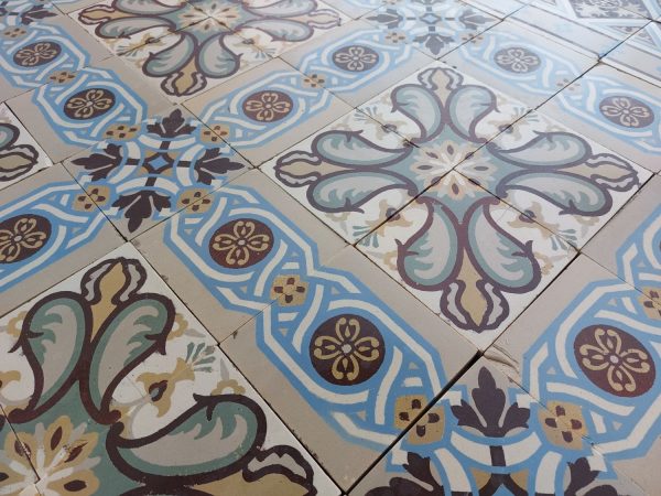 Antieke vloertegels met Art-Nouveau patroon
