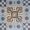 Oude tegels met Art-Nouveau motief
