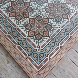 Antieke keramische patroontegels met bloemmotief en bijhorende randtegels