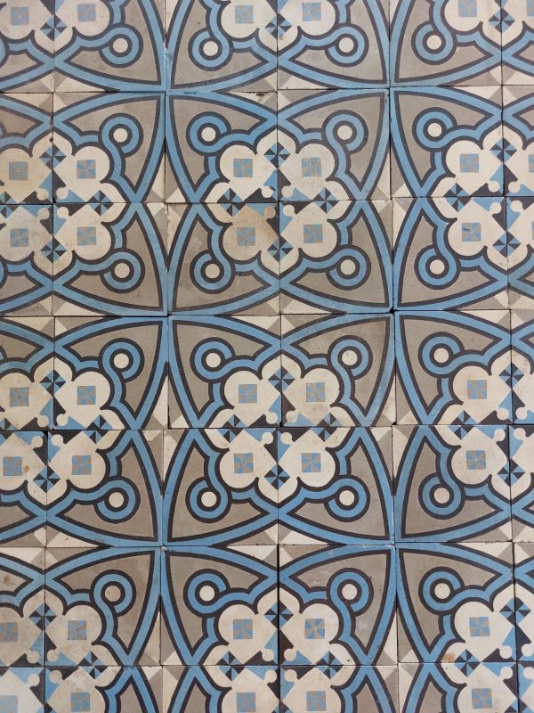 Prachtige Franse vloertegels met blauw en grijs als dominante kleuren (pré 1914)