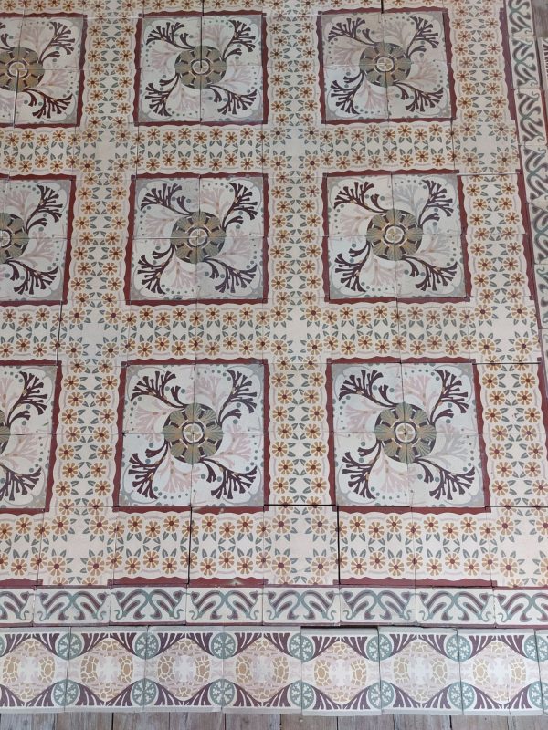 Zeer zeldzame antieke keramische art-nouveau vloer met orginele dubbele rij randtegels