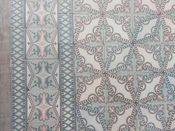 Antieke vloer met originele randtegels sterpatroon
