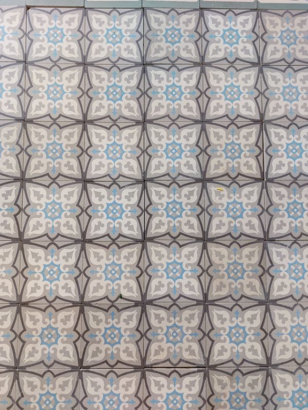 Antieke vloertegels een geometrisch design met een abstract bloempatroon in blauw en grijs