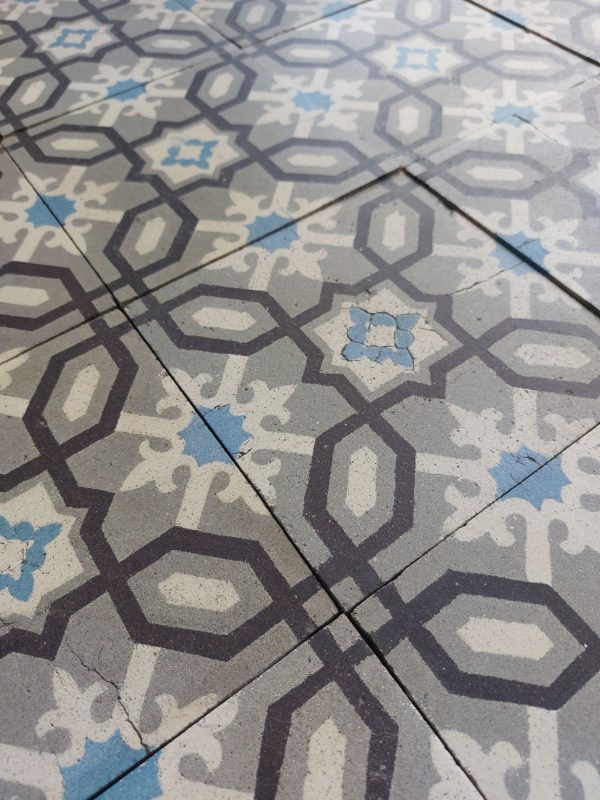Antique vloer met klassiek geometrisch patroon en rijke patina