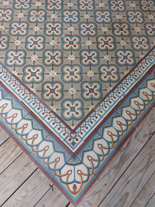 Antieke keramische tegels met geometrisch patroon en een dubbele rij randtegels ca 1900
