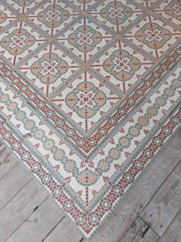 Antieke vloertegels met geometrisch motief en originele boordtegels