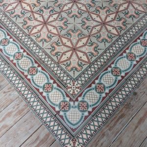 Antieke Art-Nouveau vloer met sterpatroon in een kleurenpalet van zacht groen en oud roos met bijhorende randtegels