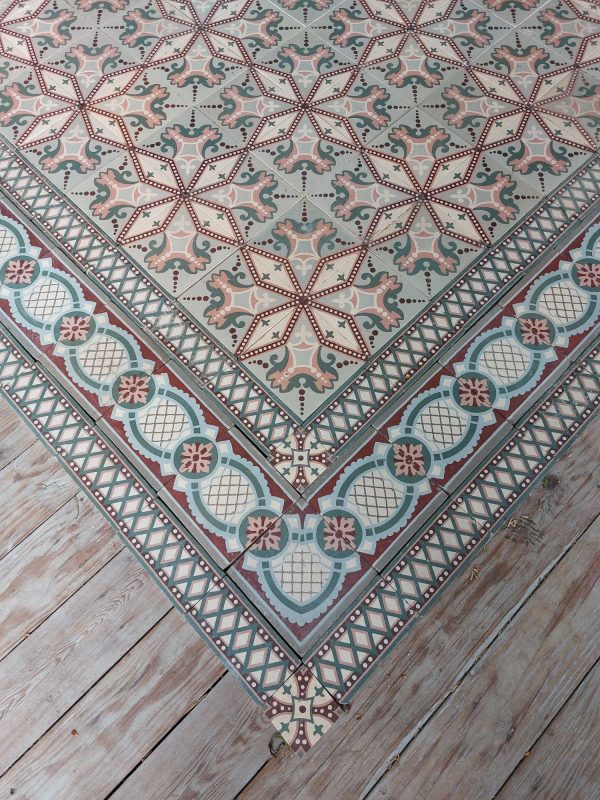 Antieke Art-Nouveau vloer met sterpatroon in een kleurenpalet van zacht groen en oud roos met bijhorende randtegels