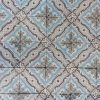 Antieke vloertegels in een koel kleurenpalet met blauw en grijs als dominante kleuren