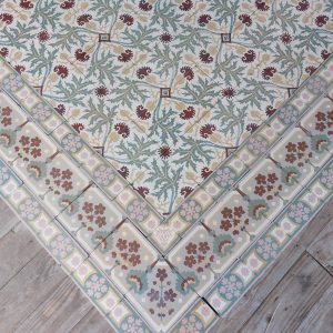 Rare beautiful thistle themed floor with triple bordersPrachtige antieke vloer met zeldzaam distelthema en originele 3 dubbele rij randtegels