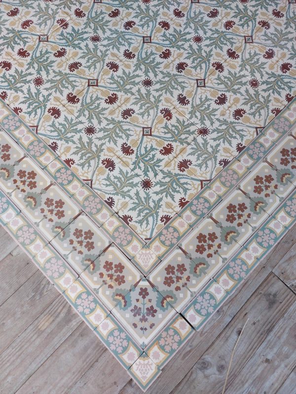 Rare beautiful thistle themed floor with triple bordersPrachtige antieke vloer met zeldzaam distelthema en originele 3 dubbele rij randtegels