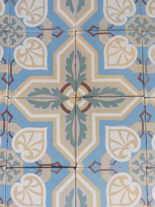 The floor shows a classic design of an alternating cross and vegetal themed pattern