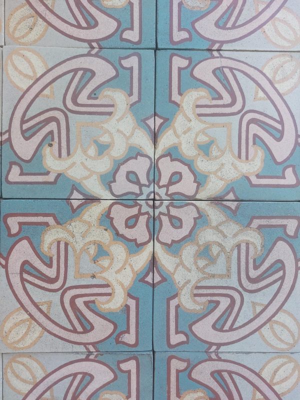 Antieke vloertegels circa 1910 met Art-nouveau bloementhema