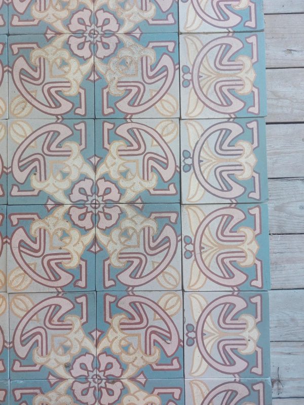 Oude Art-Nouveau keramische vloer in tinten van roos en blauw met bijhorende randtegels ca 1910