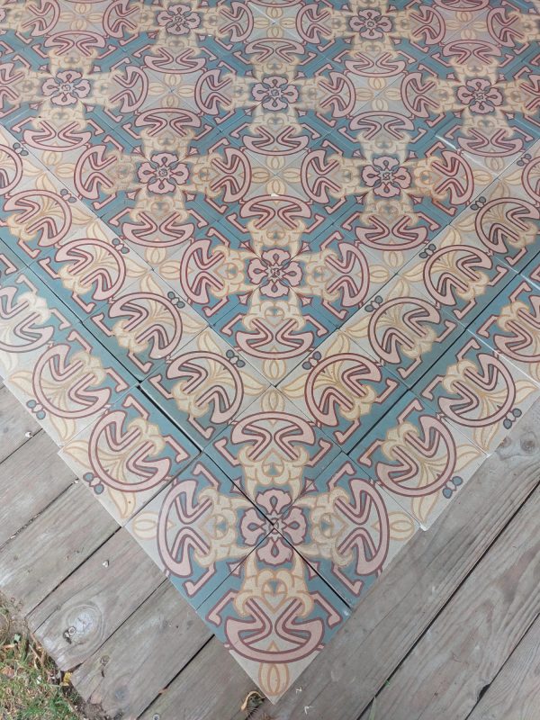 Antieke vloer met blauw en roos als dominante kleuren (pré 1910)
