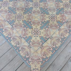 Antieke Art-Nouveau keramische vloer in tinten van roos en blauw met bijhorende randtegels