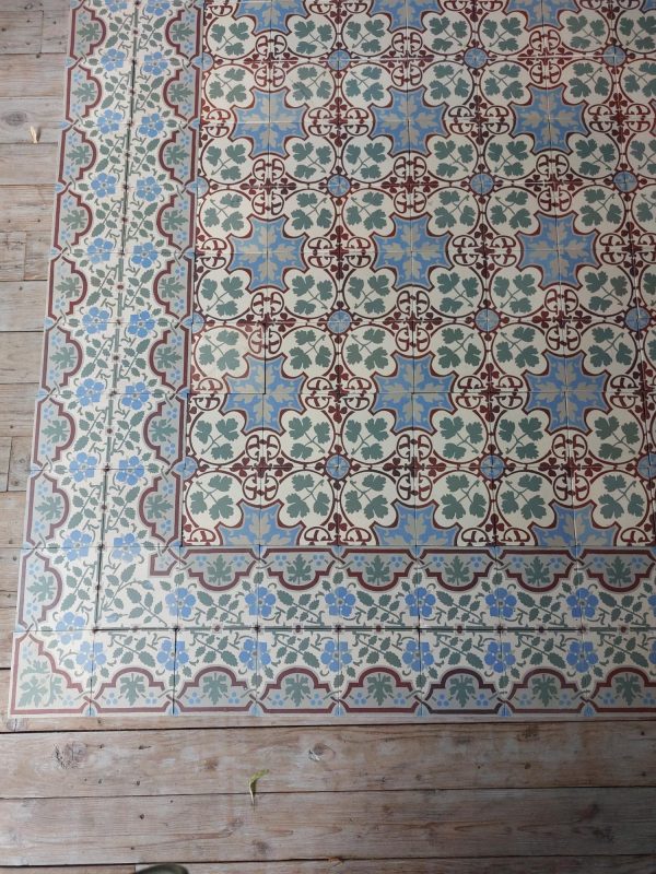 Antieke keramische vloer met originele randtegels in Art-Nouveau design