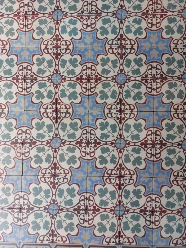 Oude art-nouveau vloertegels met vegetatief patroon