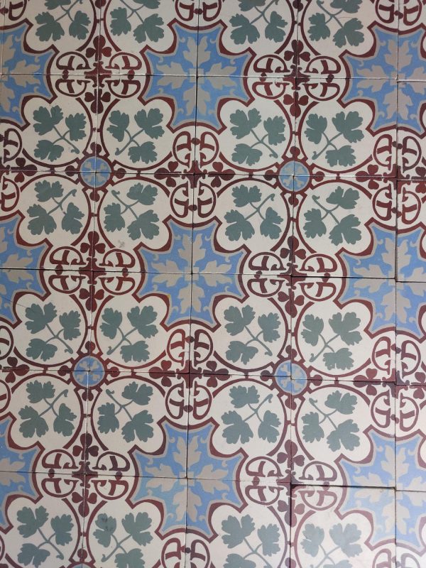 Antieke art-nouveau tegels met vegetatief patroon