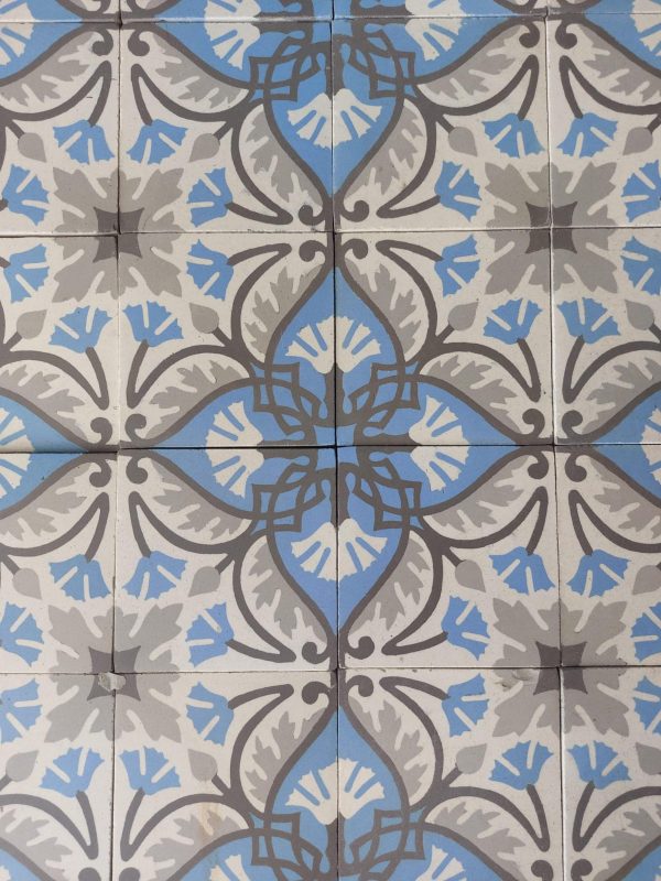 Antieke motieftegels met bloempatroon met blauw en grijs als dominante kleuren