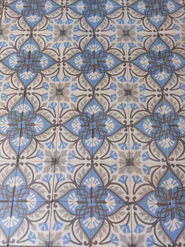 Oude keramische patroontegels met bloemmotief met blauw en grijs als dominante kleuren